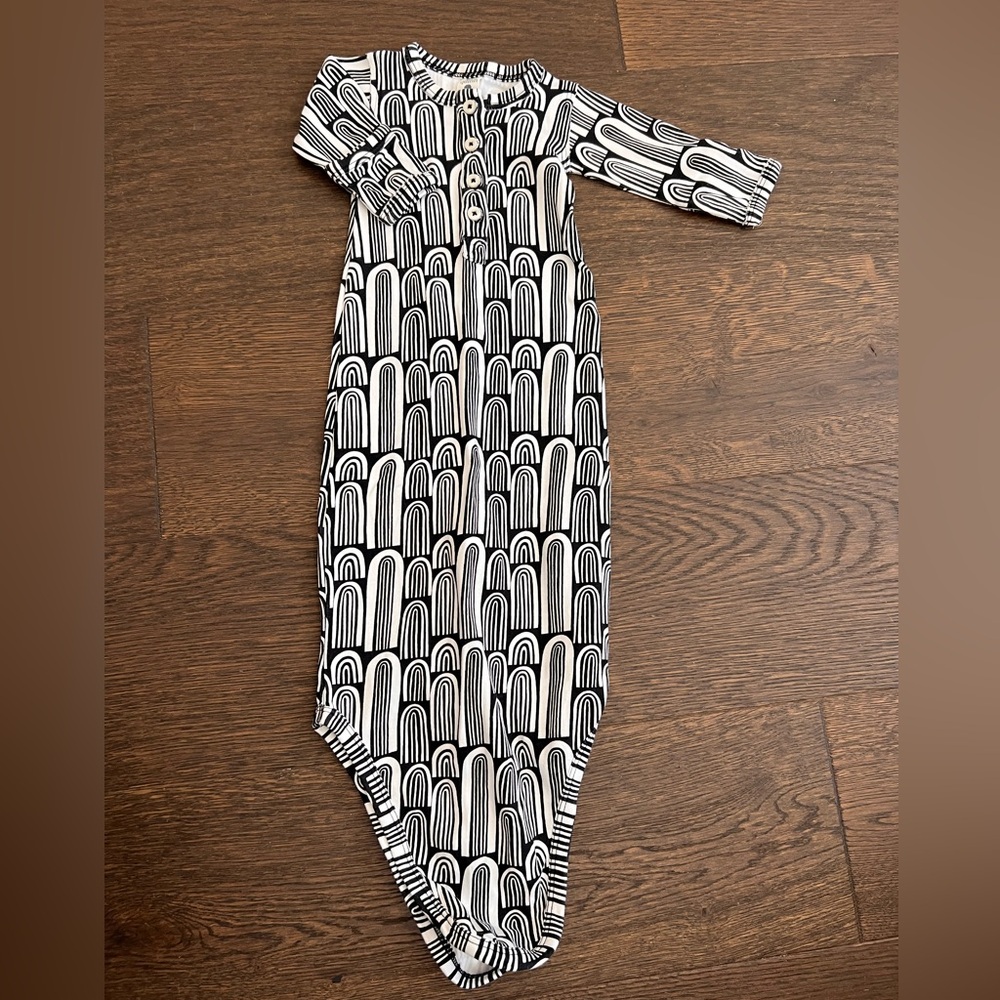 Kate Quinn Rainbown Knotted Gown Black & White  0-3m baby boy girl